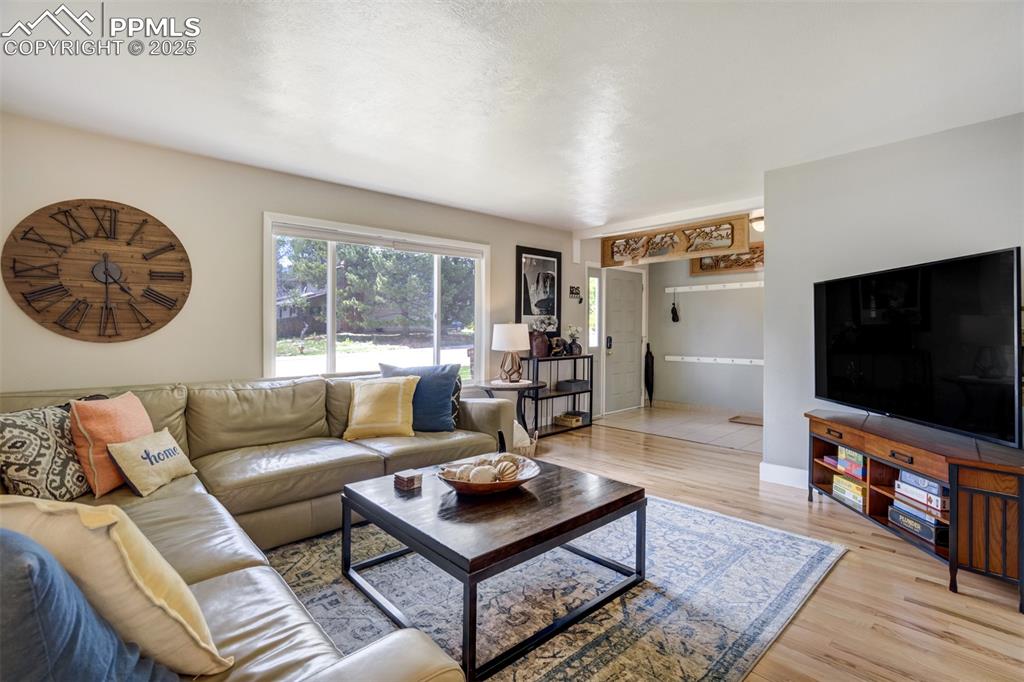 Image 8 of 50: Living Room