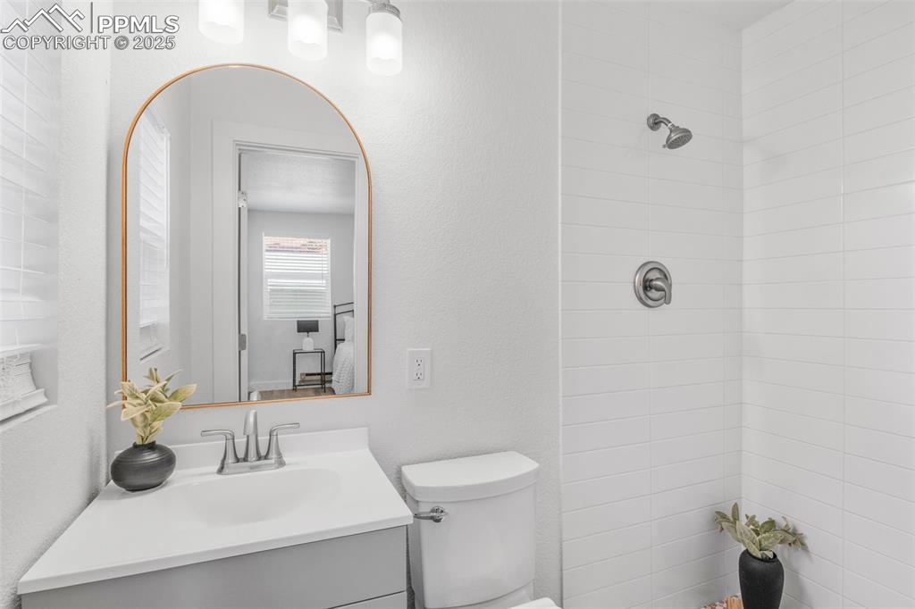 Image 16 of 26: Bathroom