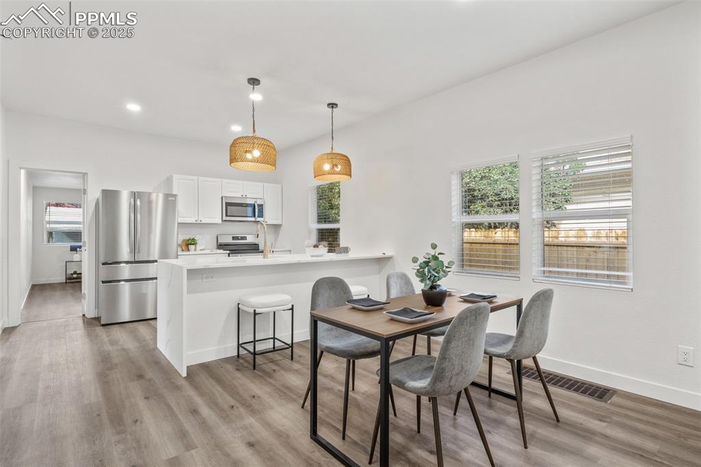 Image 7 of 26: Dining Area