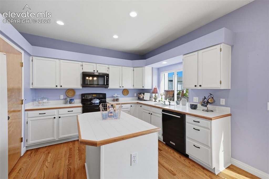 Image 19 of 50: Kitchen