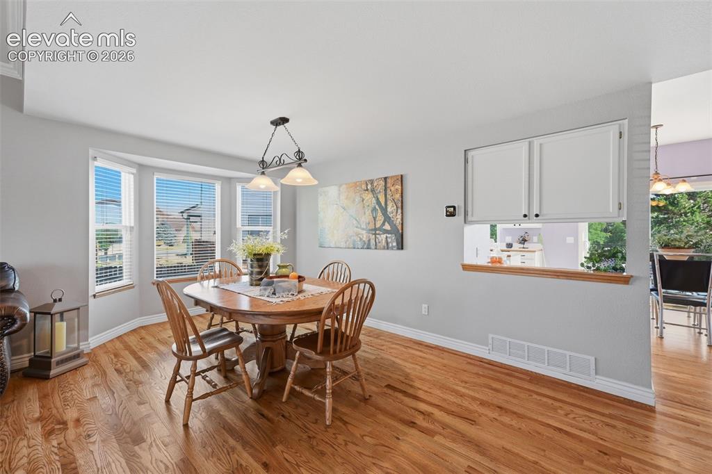 Image 9 of 50: Dining Area