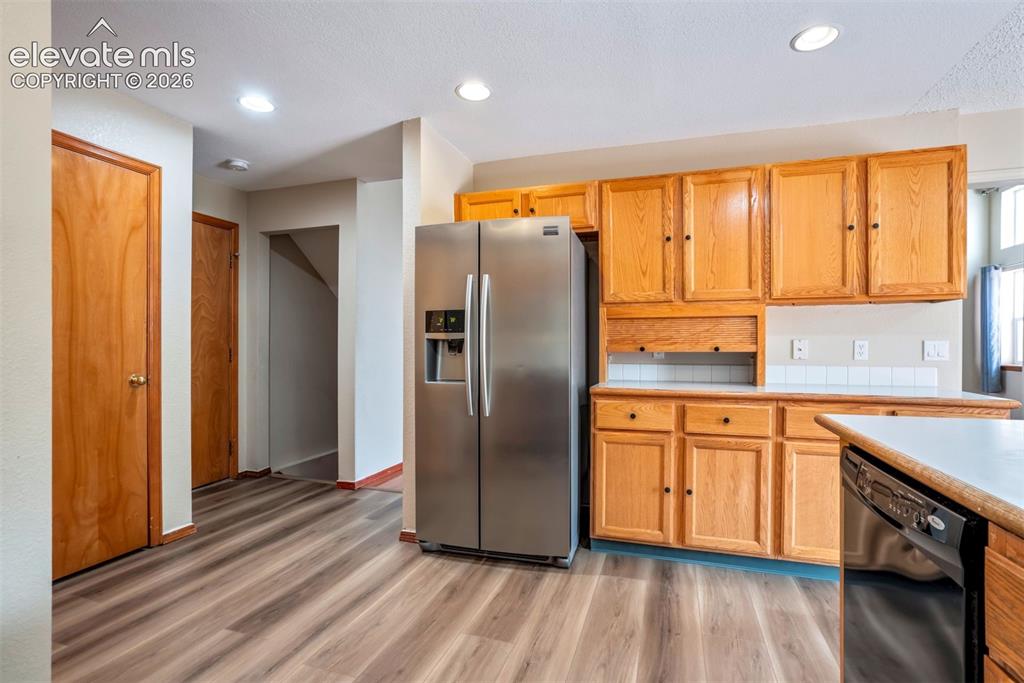 Image 12 of 33: Kitchen