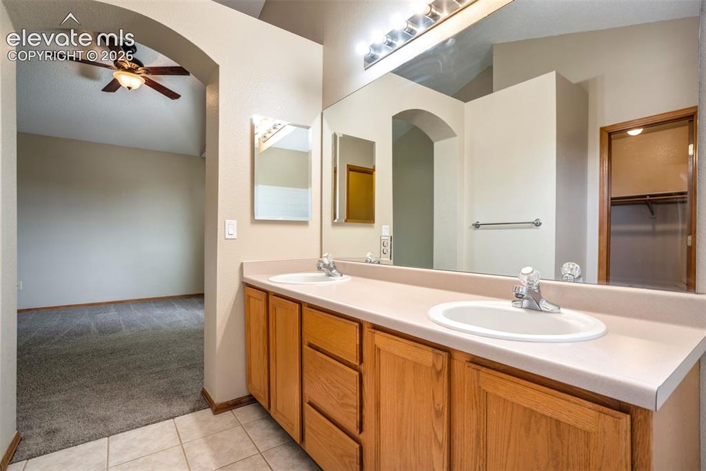 Image 16 of 33: Bathroom