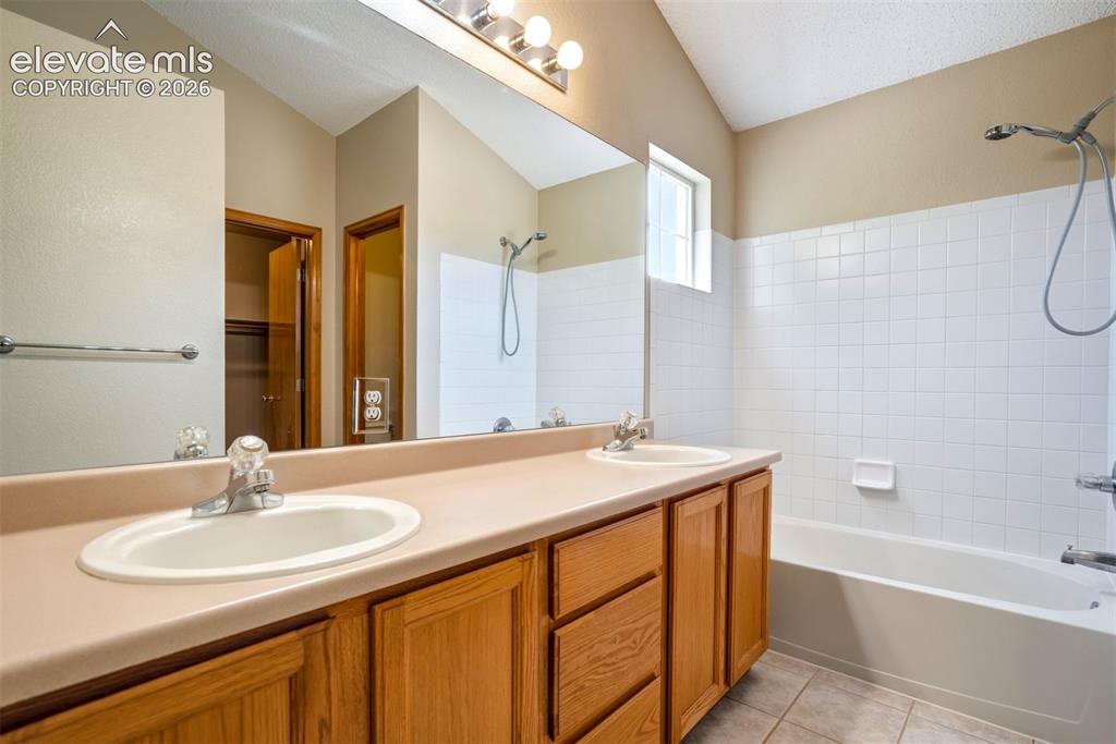 Image 17 of 33: Bathroom