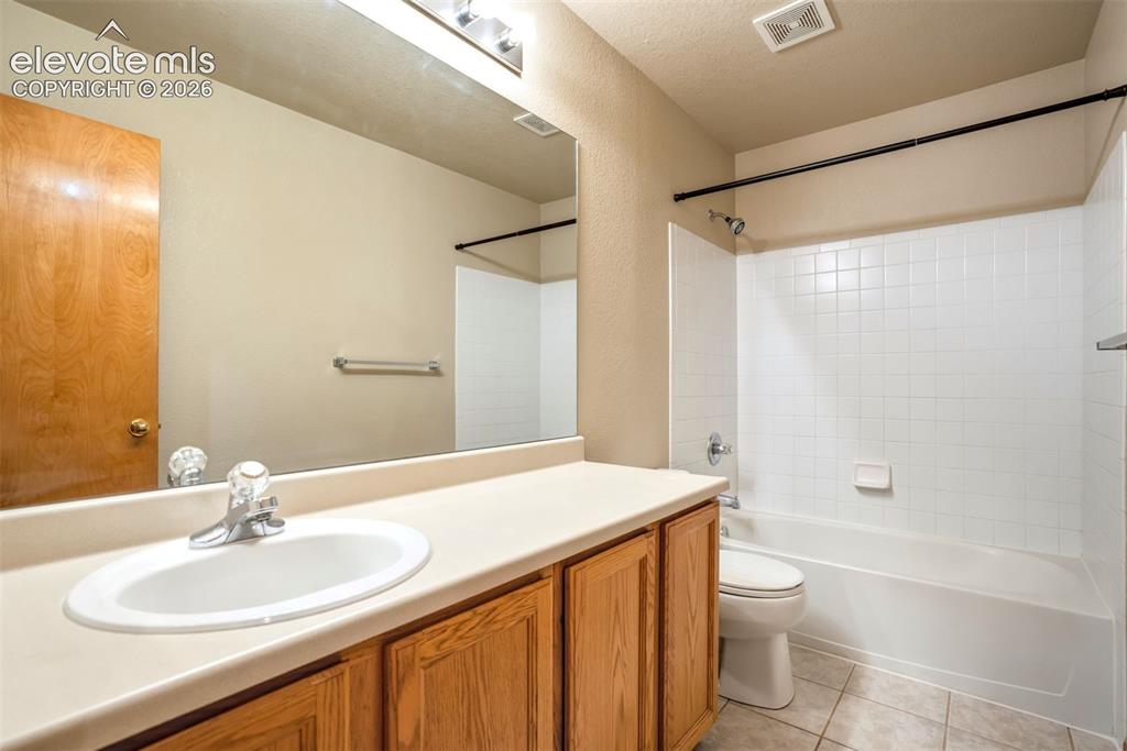 Image 19 of 33: Bathroom