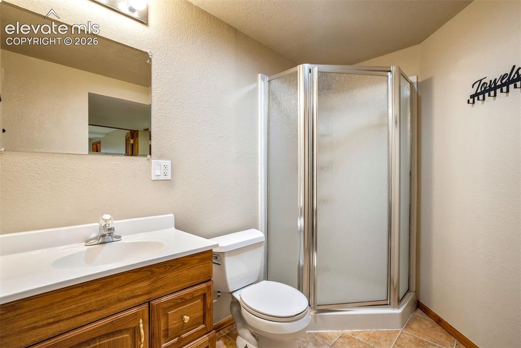Image 26 of 33: Bathroom