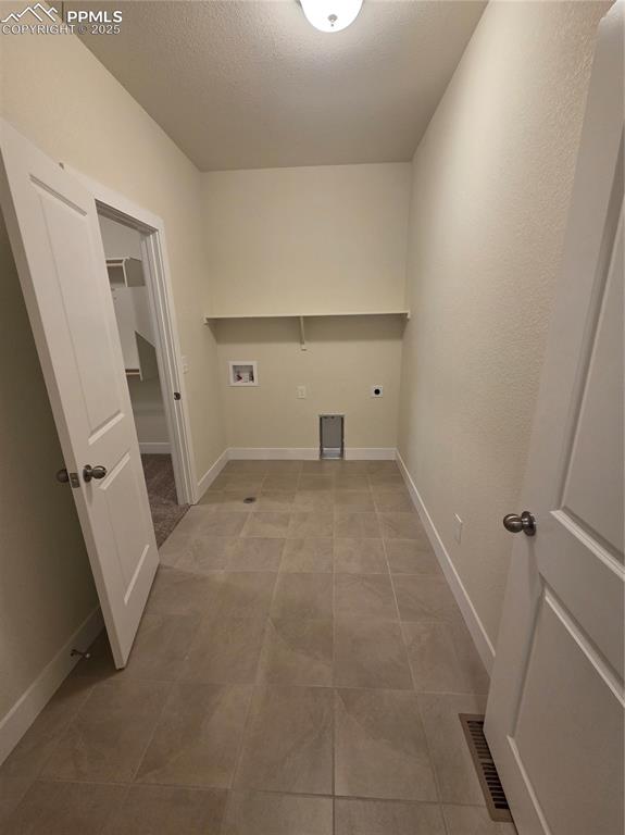 Image 18 of 24: Laundry