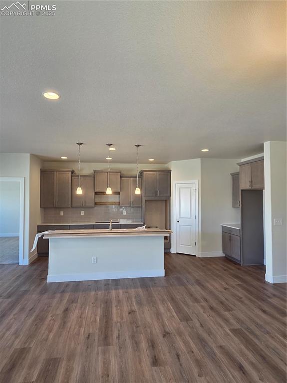 Image 9 of 24: Kitchen