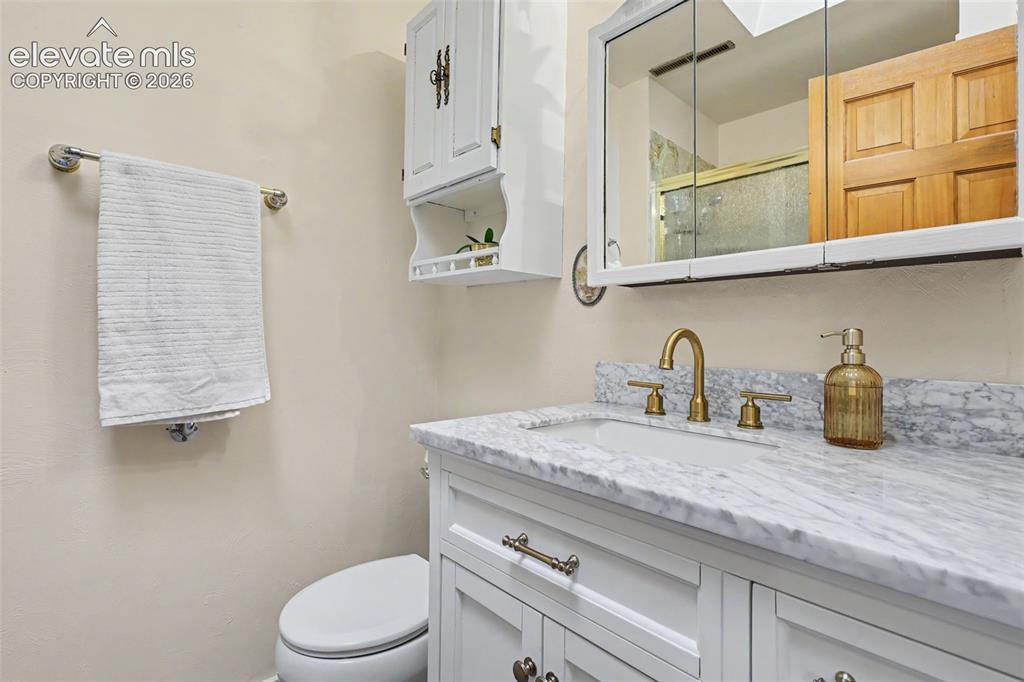Image 12 of 32: Bathroom