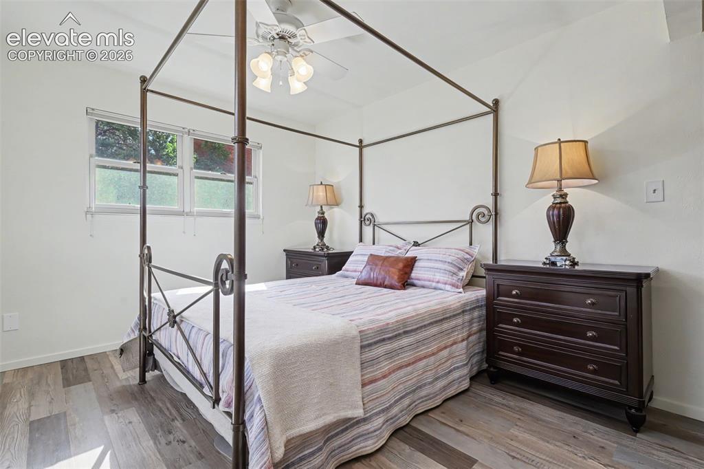 Image 15 of 32: Bedroom