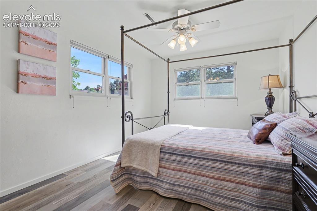 Image 16 of 32: Bedroom