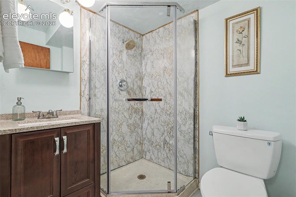 Image 17 of 32: Bathroom