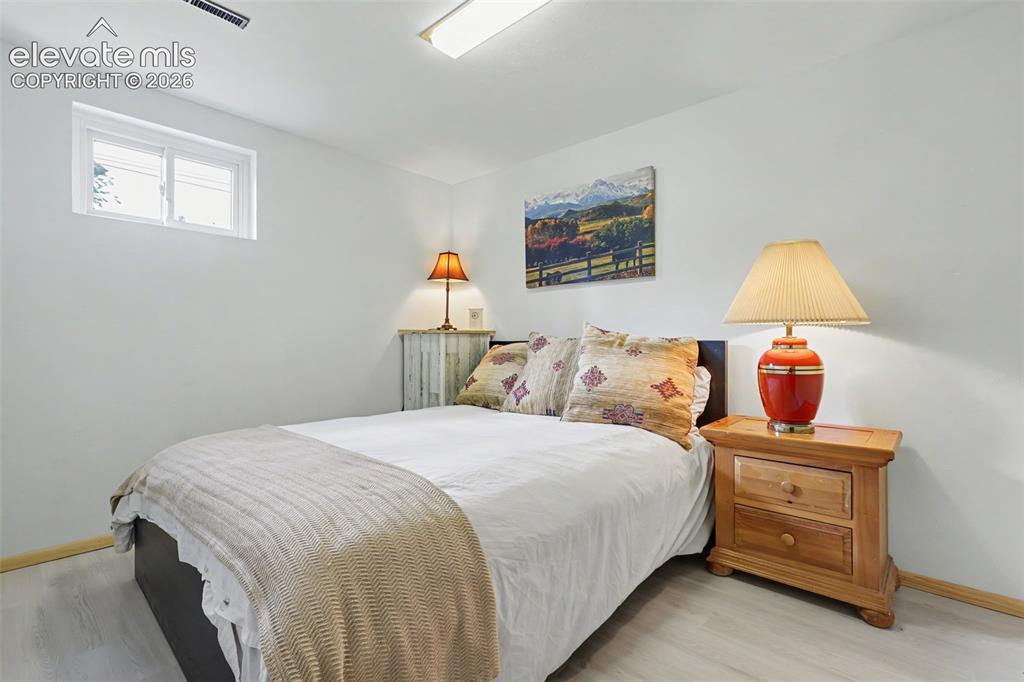 Image 18 of 32: Bedroom