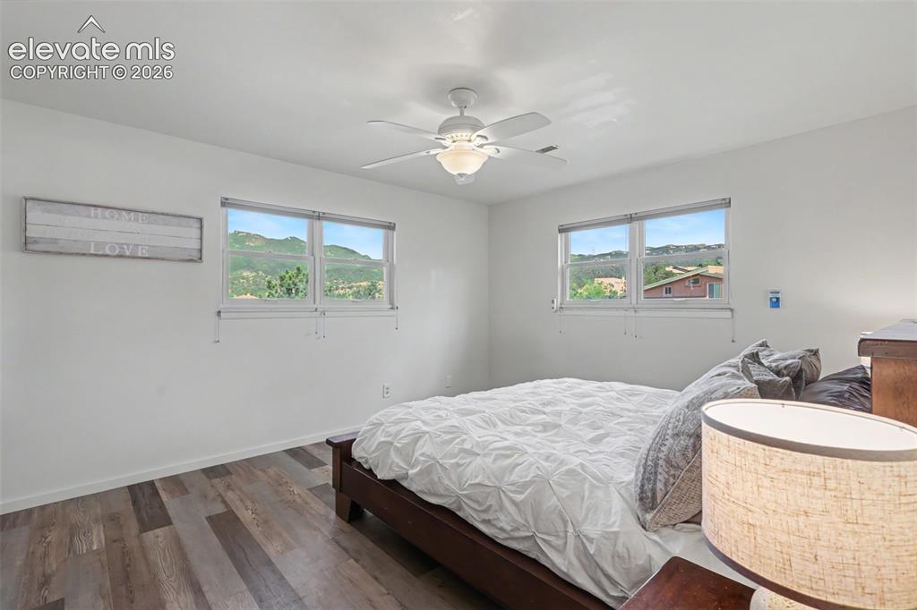 Image 19 of 32: Bedroom