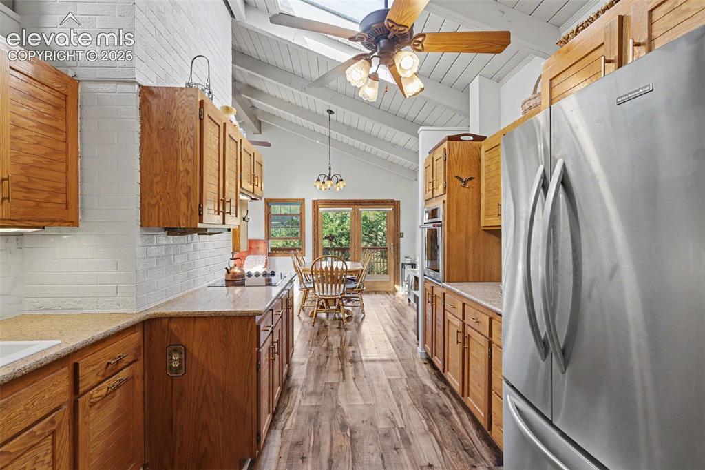 Image 4 of 32: Kitchen