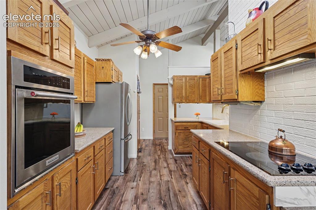 Image 5 of 32: Kitchen