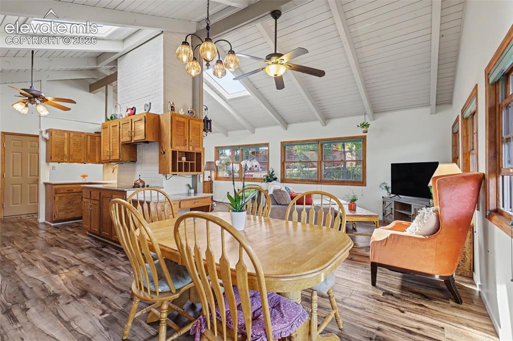 Image 6 of 32: Dining Area