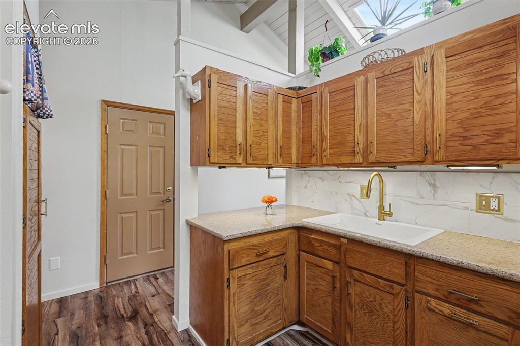 Image 7 of 32: Kitchen