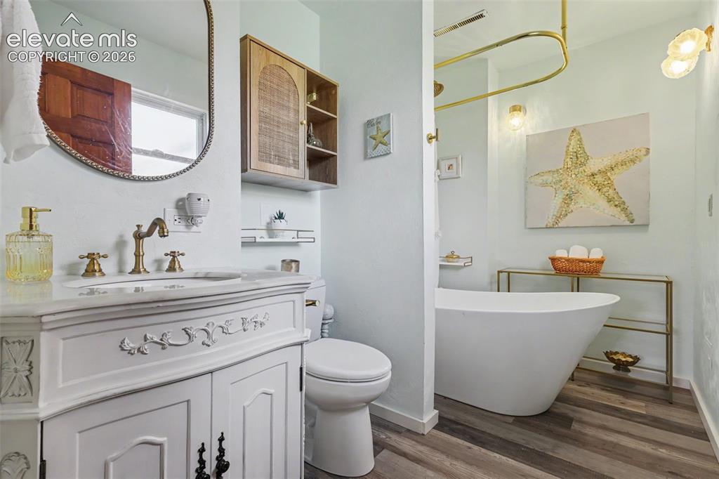 Image 8 of 32: Bathroom