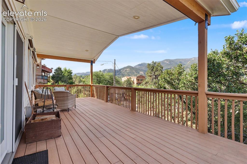Image 9 of 32: Deck