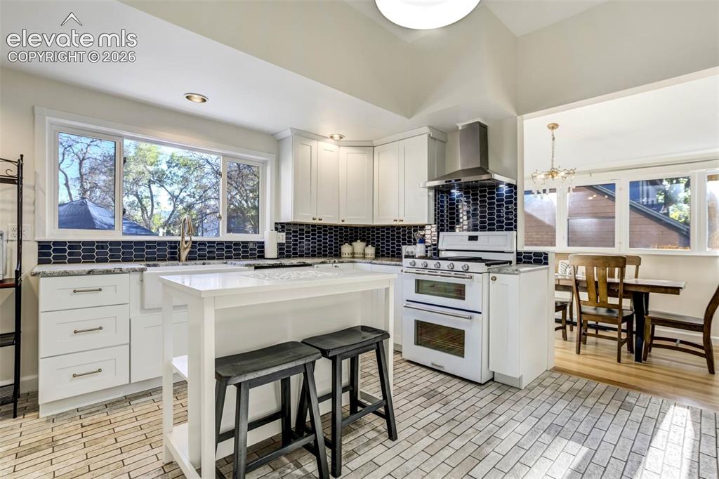Image 14 of 49: Kitchen