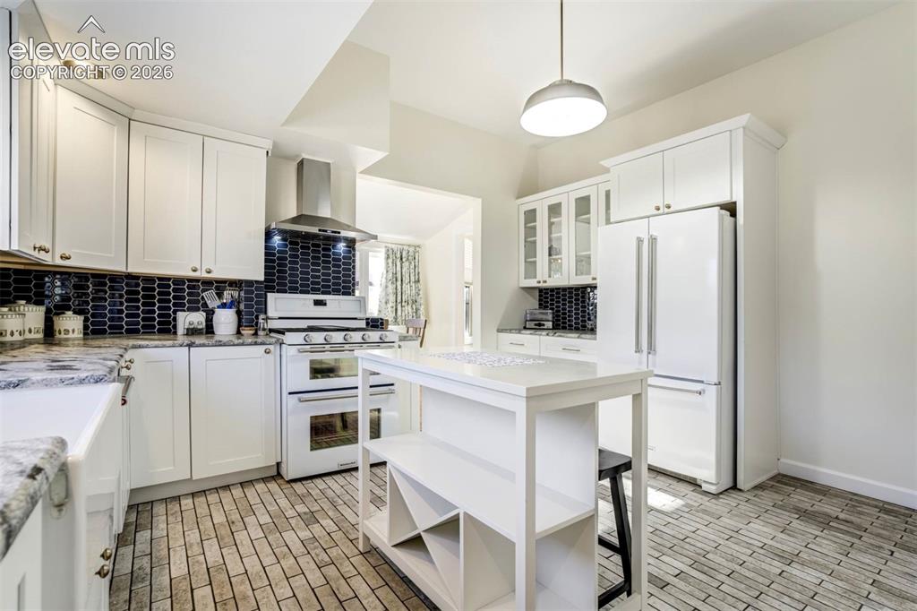 Image 15 of 49: Kitchen