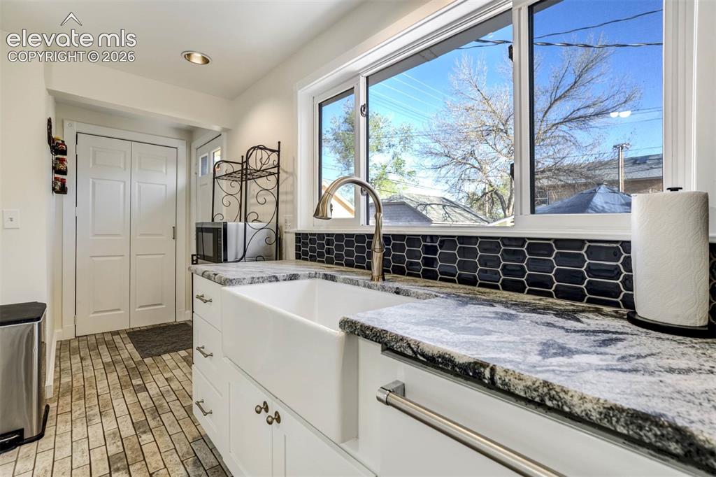 Image 16 of 49: Kitchen