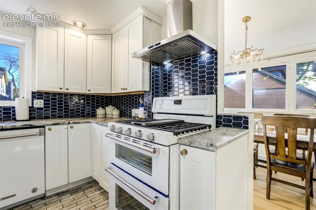 Image 17 of 49: Kitchen