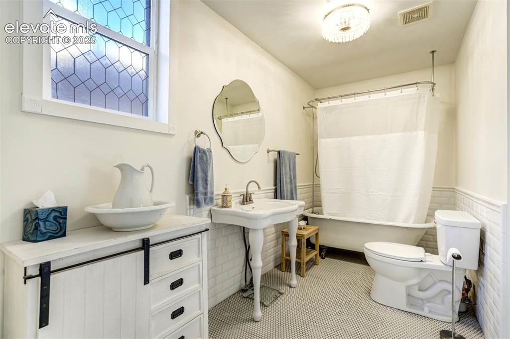 Image 23 of 49: Bathroom