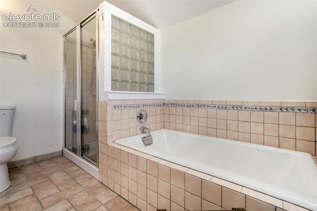 Image 33 of 49: Bathroom