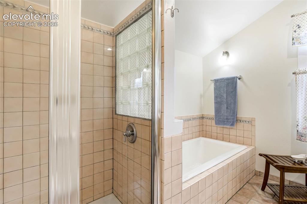 Image 34 of 49: Bathroom