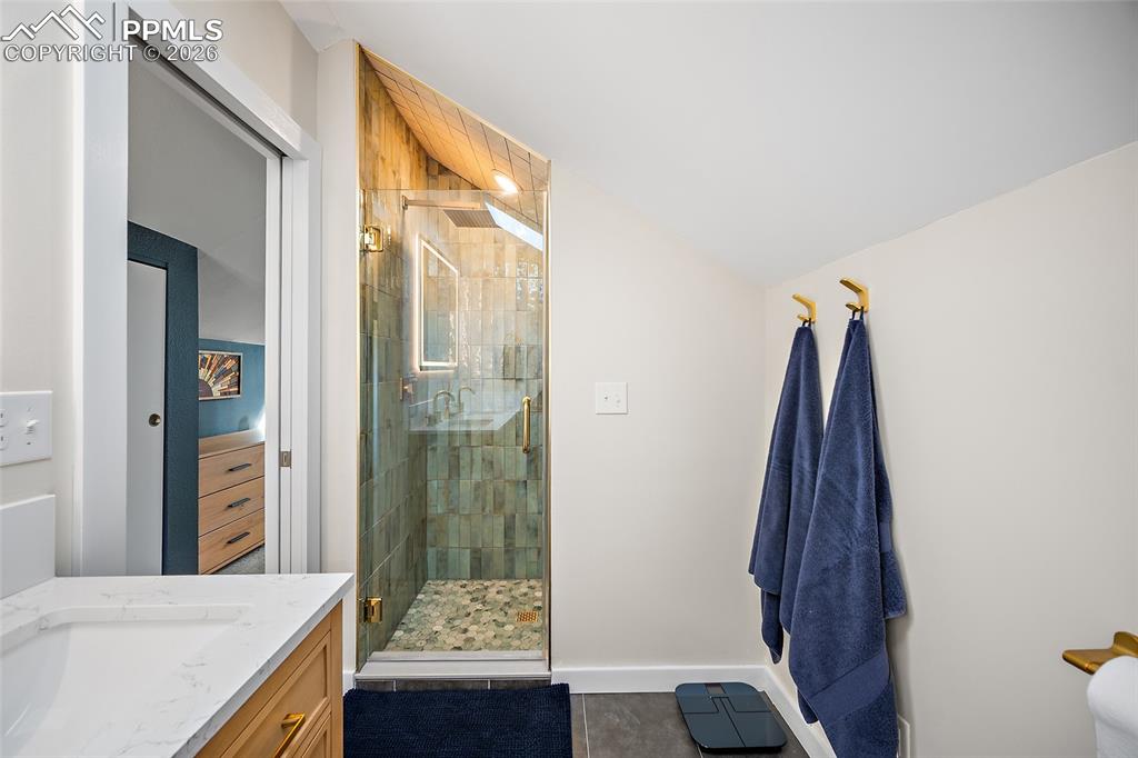 Image 21 of 42: Bathroom