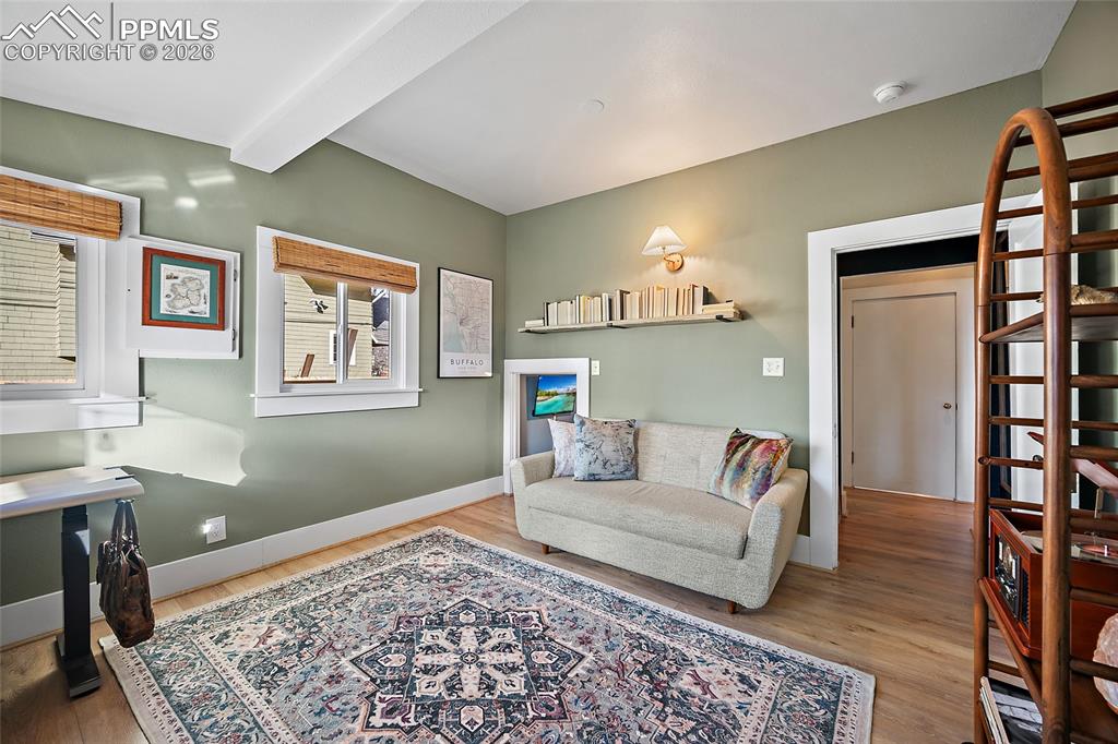 Image 28 of 42: Living Room