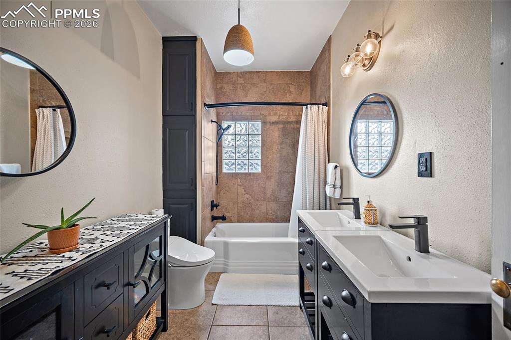 Image 32 of 42: Bathroom