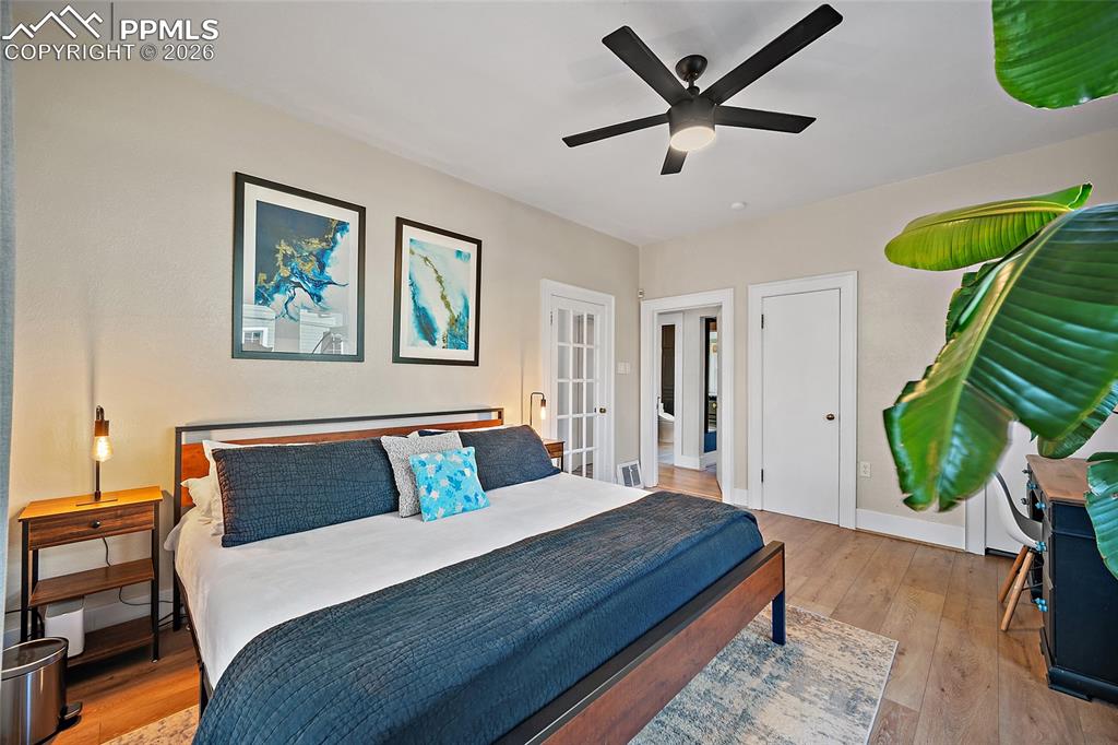 Image 34 of 42: Bedroom