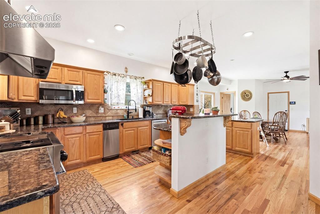 Image 10 of 47: Kitchen