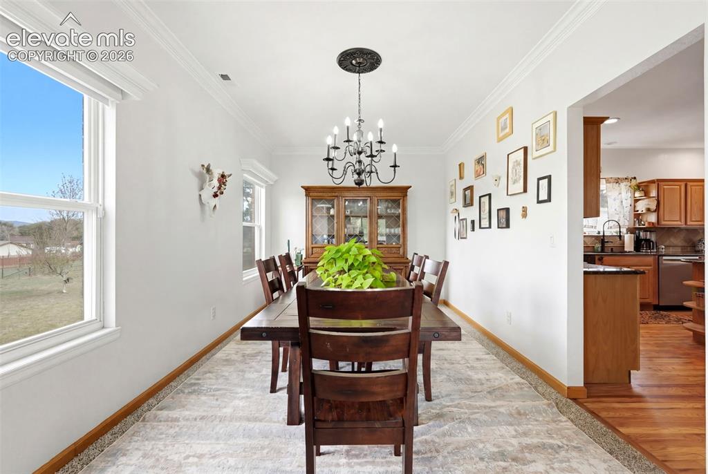 Image 18 of 47: Dining Area