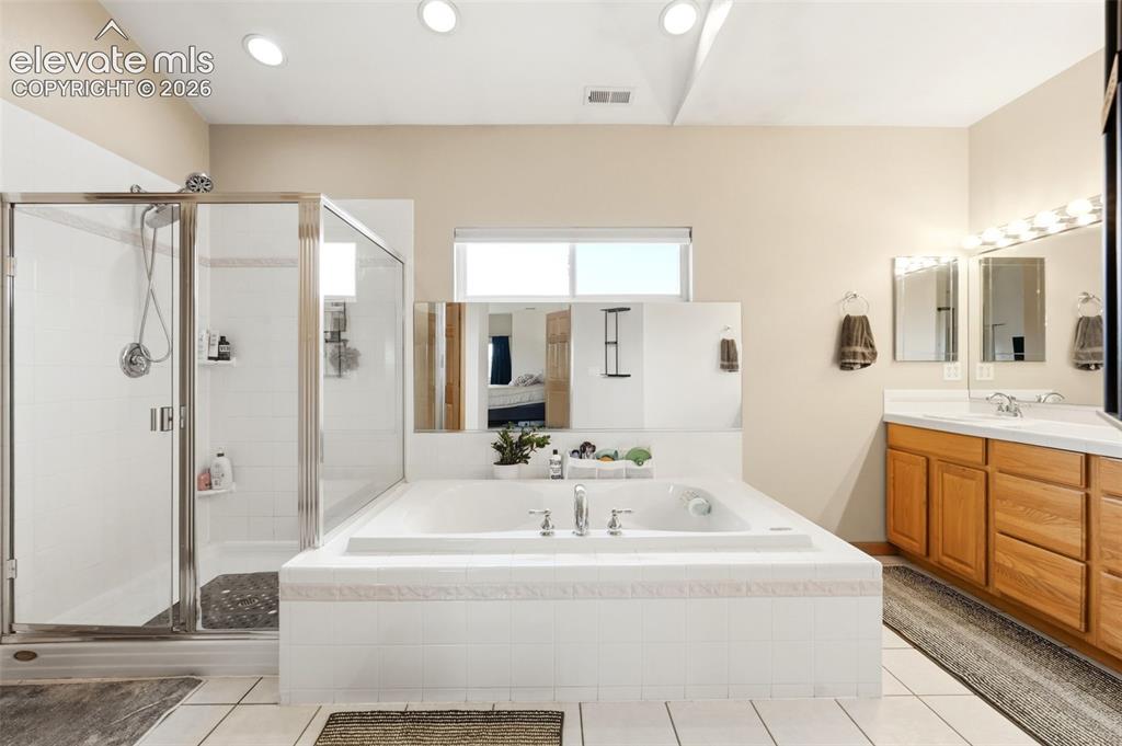 Image 30 of 47: Bathroom