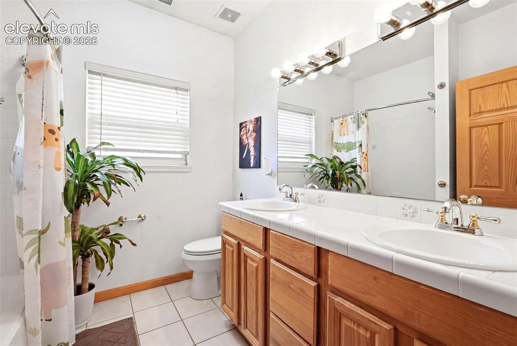 Image 34 of 47: Bathroom