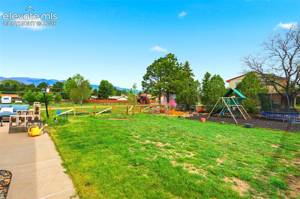 Image 41 of 47: Yard