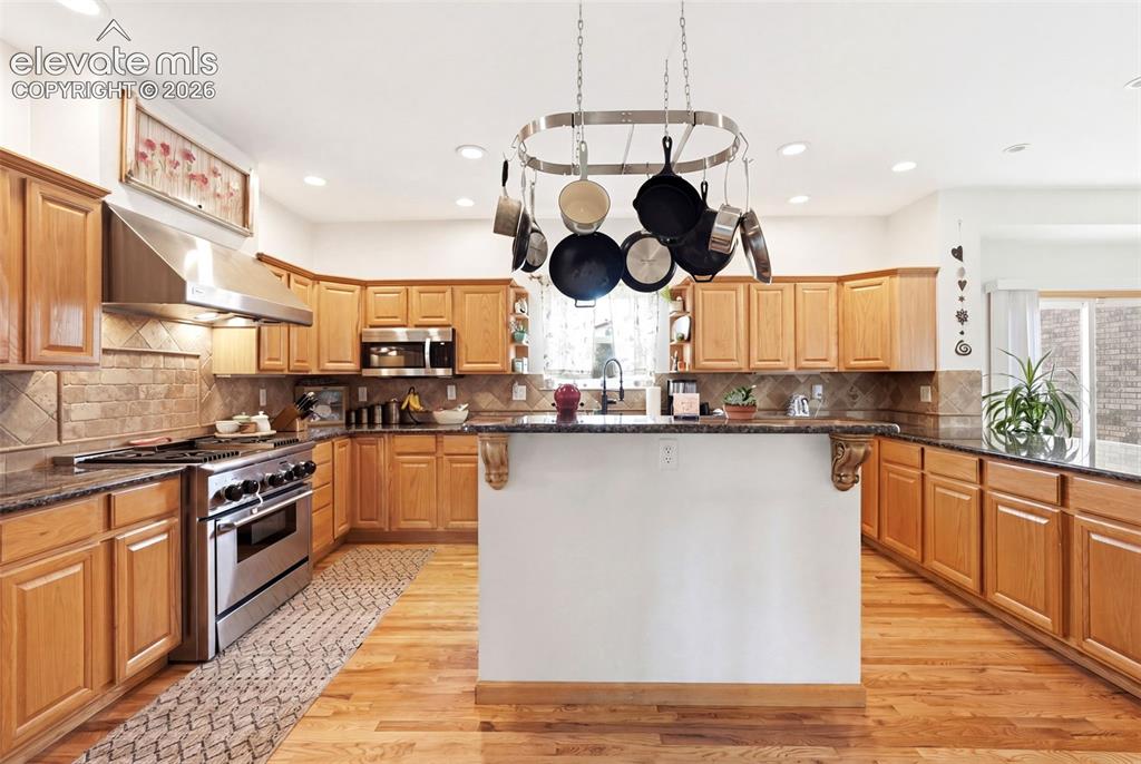 Image 7 of 47: Kitchen