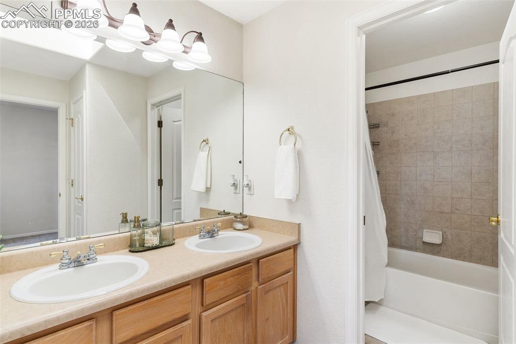 Image 15 of 34: Bathroom