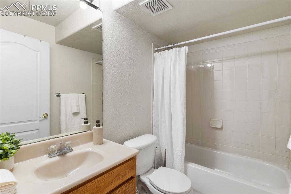 Image 24 of 34: Bathroom