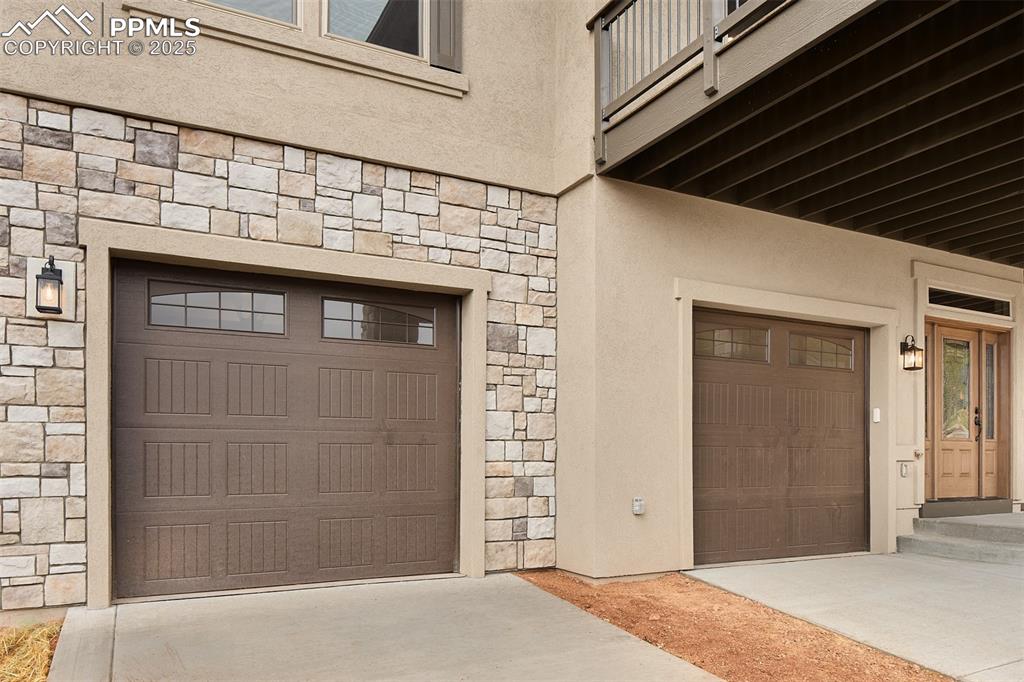 Image 11 of 21: Garage