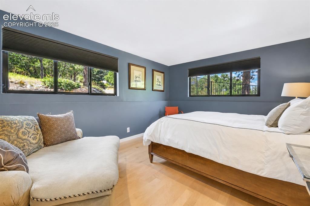 Image 18 of 29: Bedroom