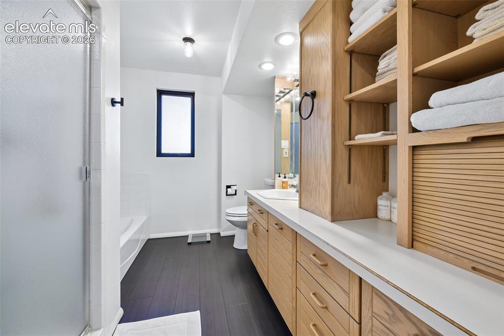 Image 20 of 29: Bathroom