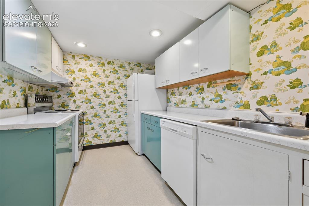 Image 24 of 29: Kitchen