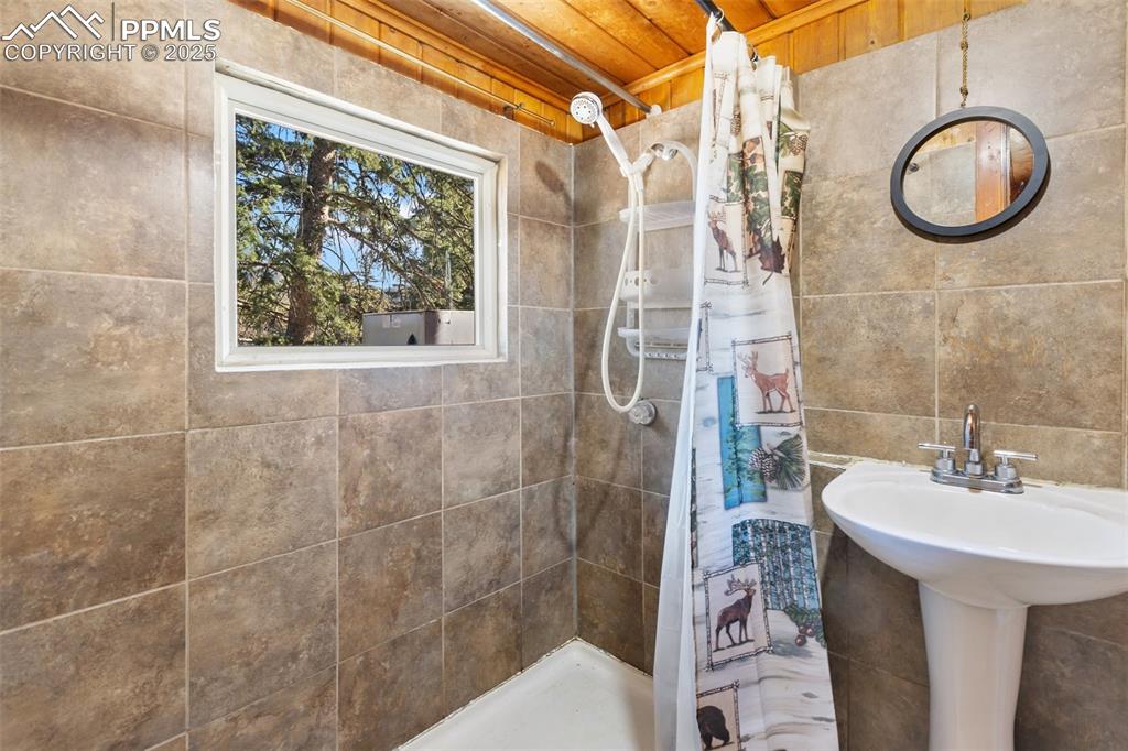 Image 10 of 32: Bathroom