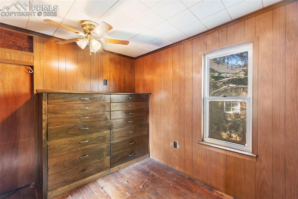 Image 12 of 32: Bedroom