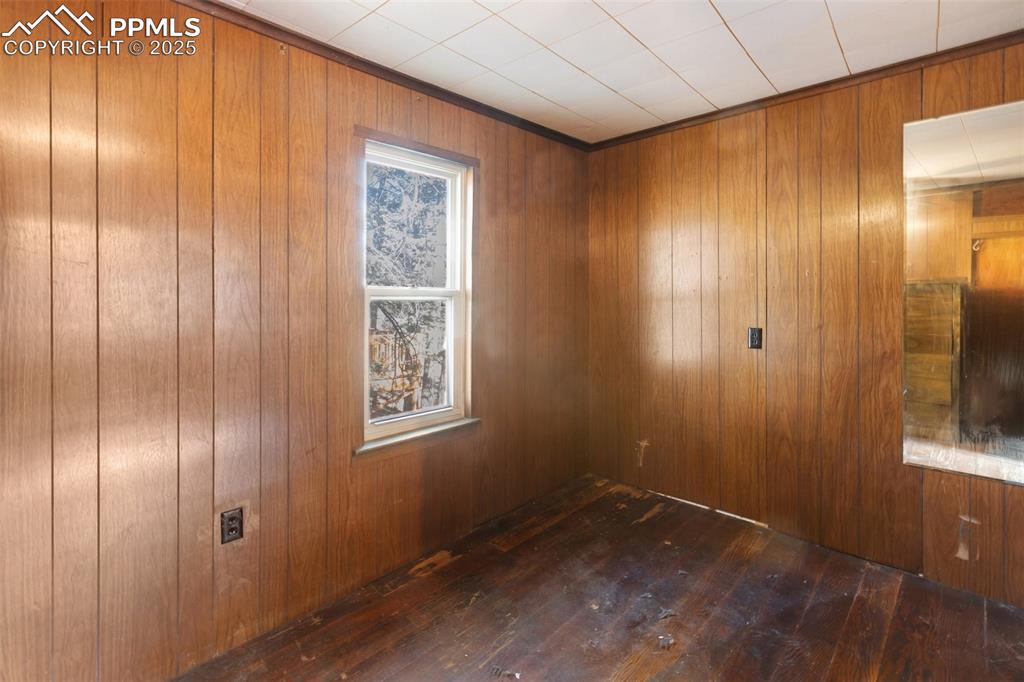 Image 14 of 32: Bedroom